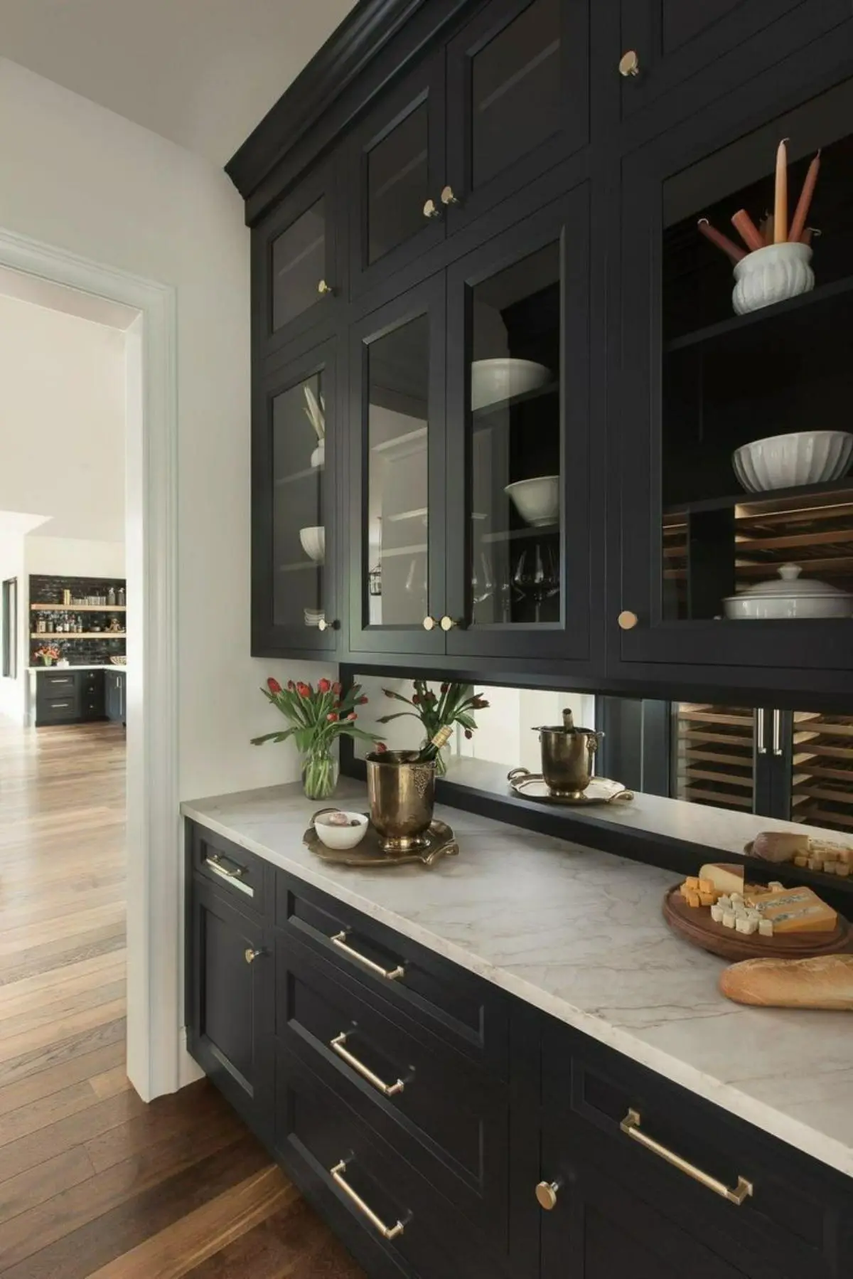 کابینت نئوکلاسیک مشکی با صفحه کابینت سفید