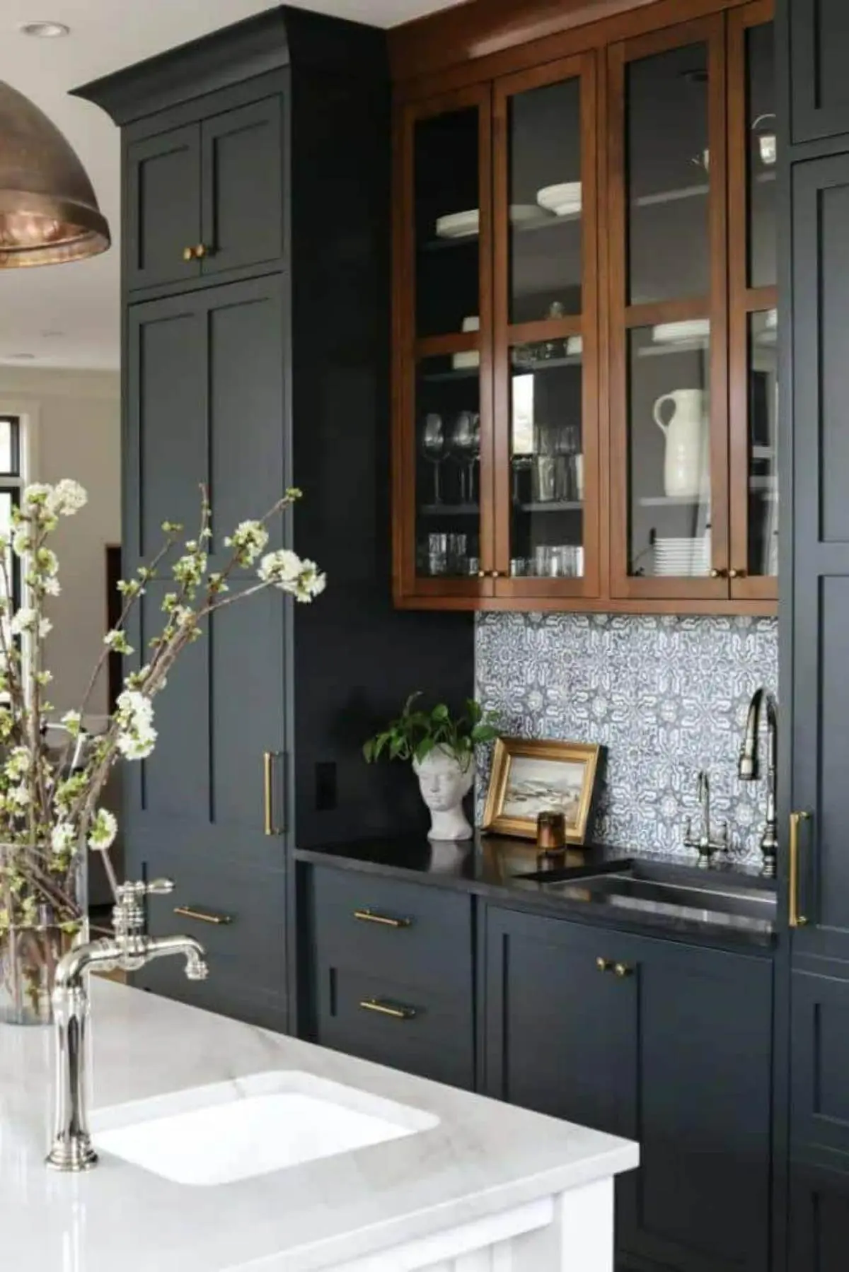 کابینت نئوکلاسیک مشکی با کابینت چوبی نئوکلاسیک