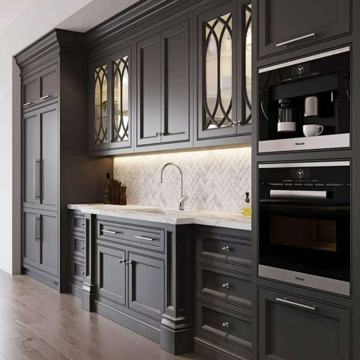 کابینت نئوکلاسیک مشکی با کفپوش قهوه‌ای و بین کابینتی کاشی طرح خشتی رنگ روشن