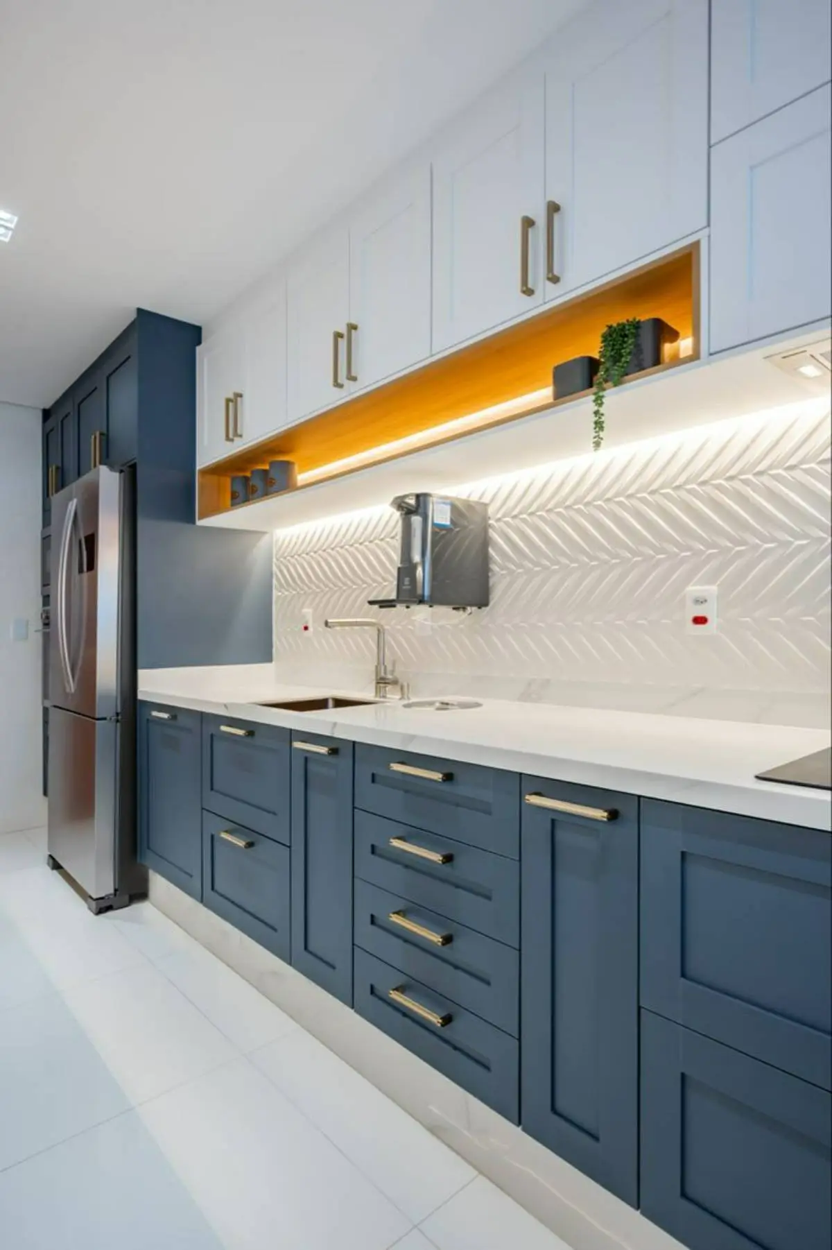 کابینت آبی و سفید نئوکلاسیک