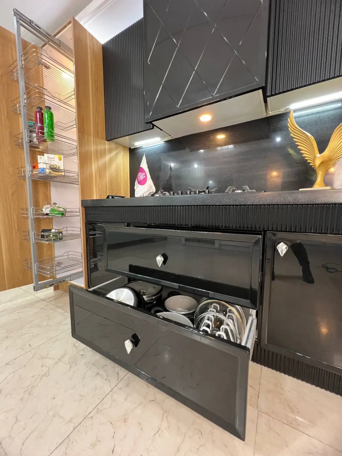 کابینت انزو با رنگ مشکی براق