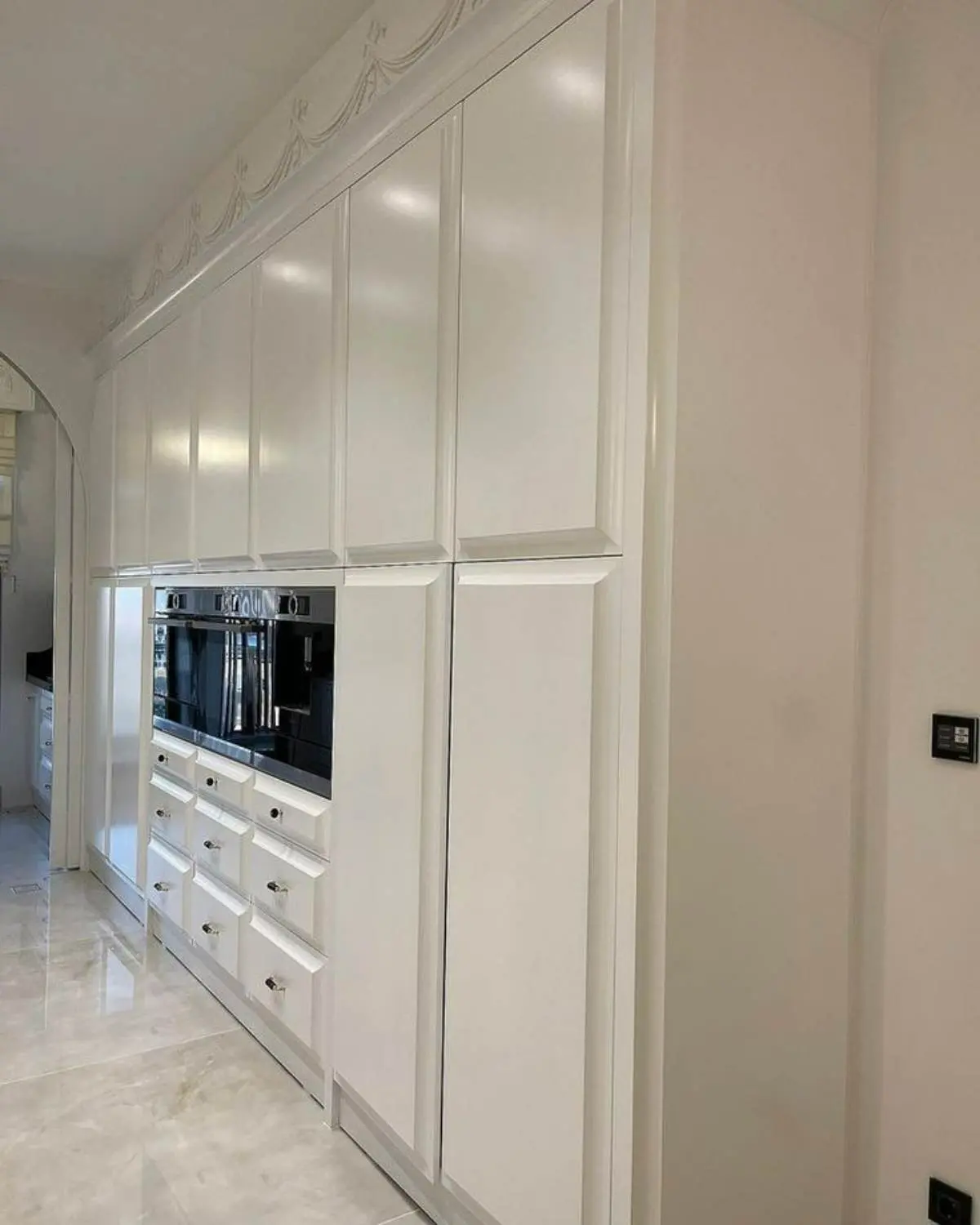 کابینت انزوی سفید دارای کابینت کمدی زیاد و کشوی زیر فر و ماکروویو