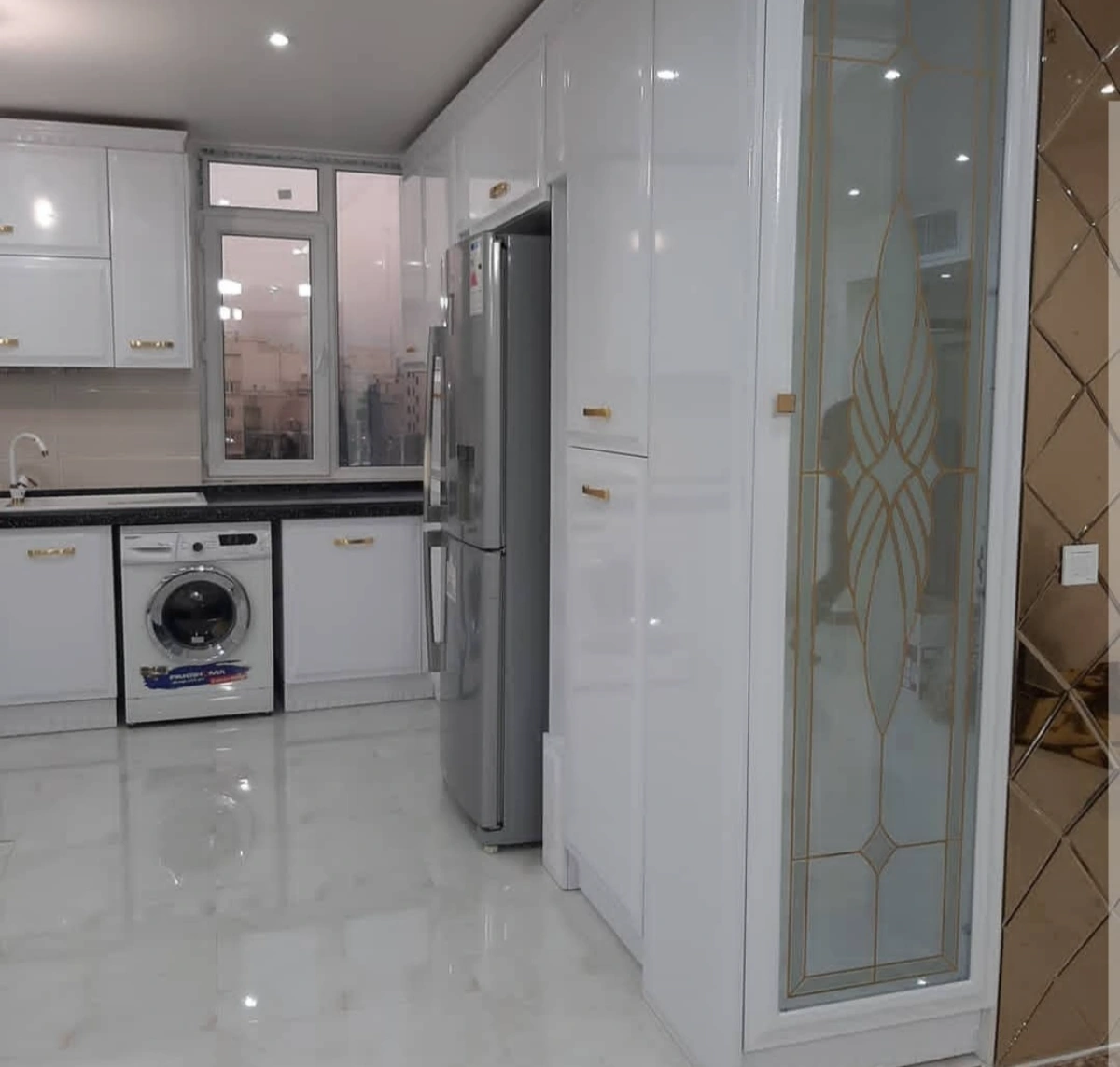 کابینت انزو سفید ویترینی