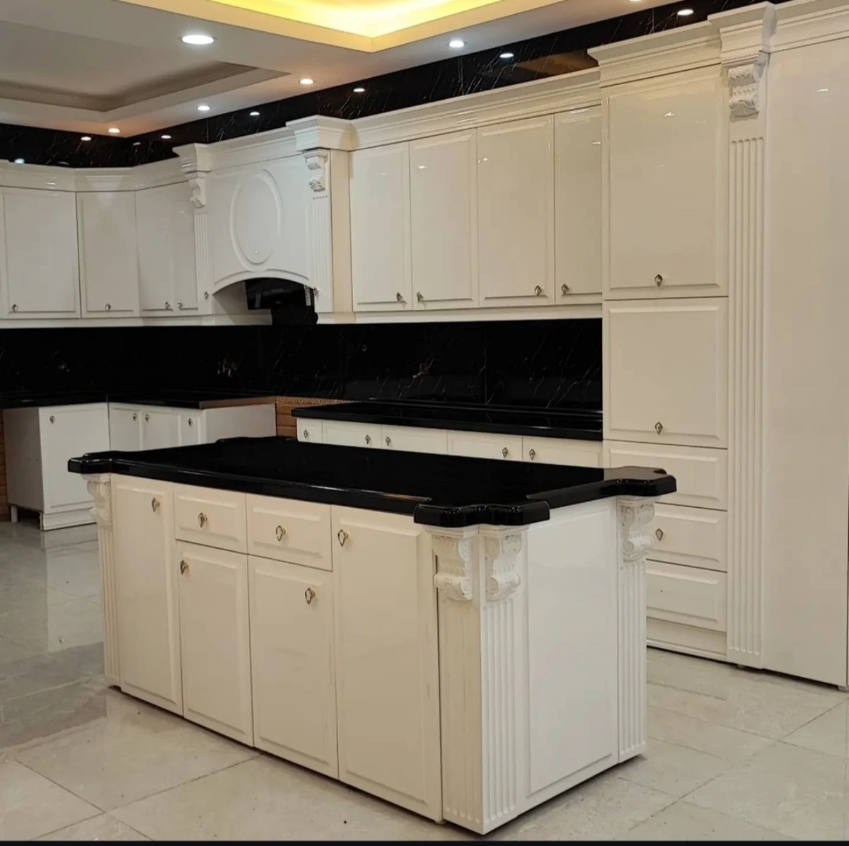 کابینت نئوکلاسیک براق سفید با جزیره وسط آشپزخانه