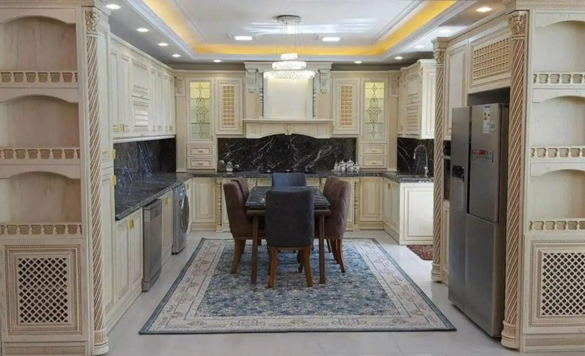کابینت سفید و طلایی روکش چوب