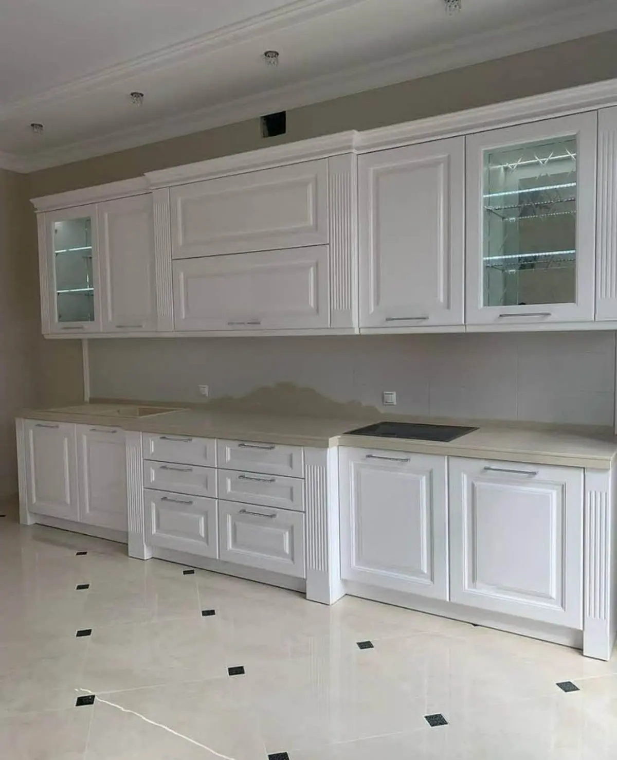 کابینت نئوکلاسیک سفید ممبران در آشپزخانه