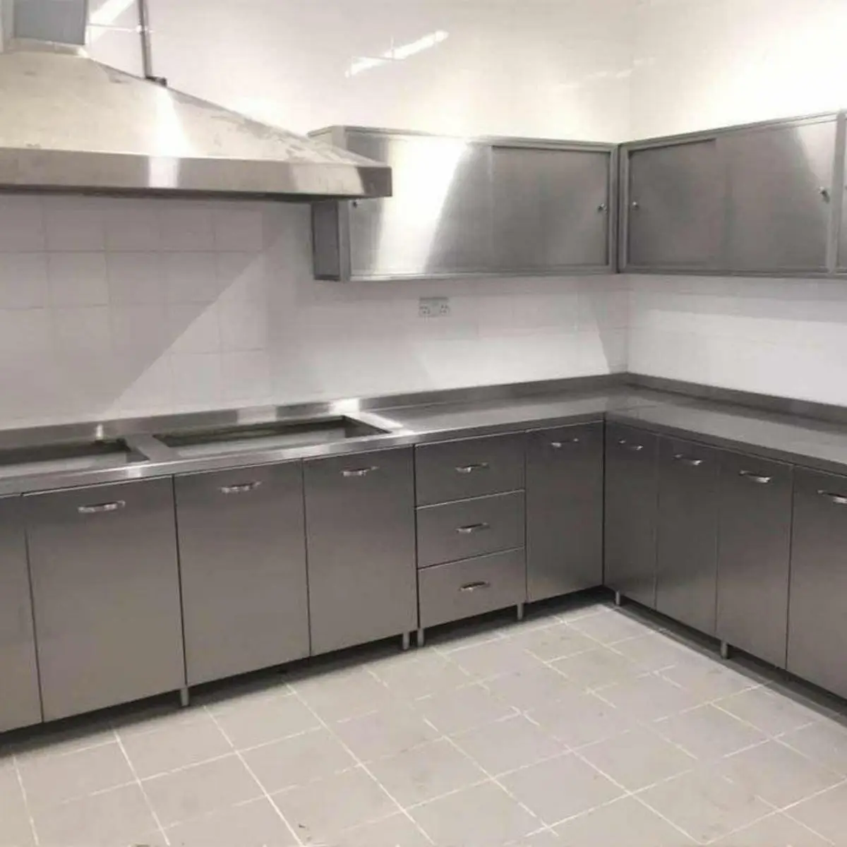کابینت استیل مدرن در آشپزخانه صنعتی