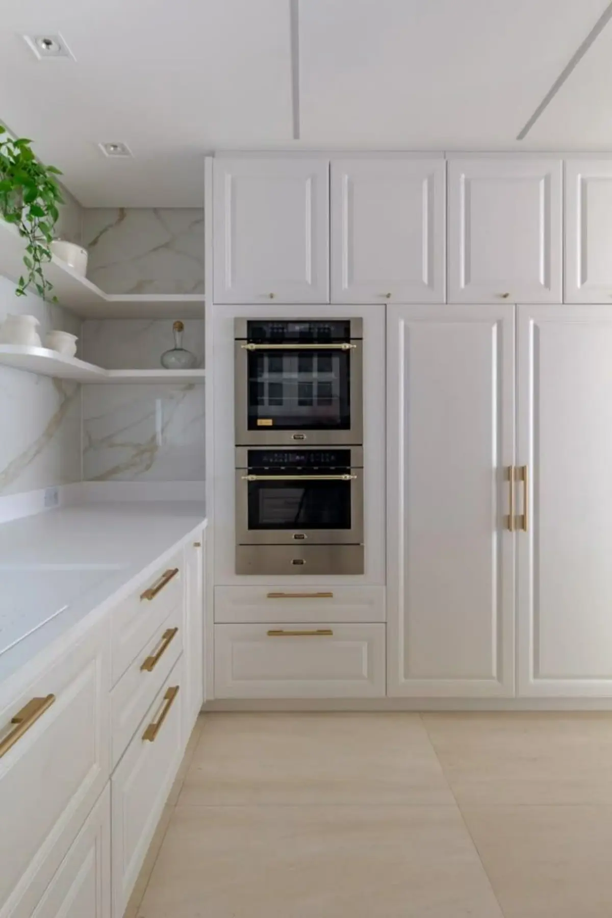 Neoclassical cabinet with shelf.jfif کابینت نئوکلاسیک سفید با دستگیره طلایی با شلف