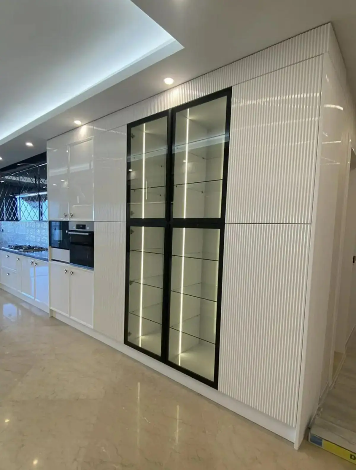 کابینت پولیشی به رنگ سفید همراه با کابینت دکوری مشکی