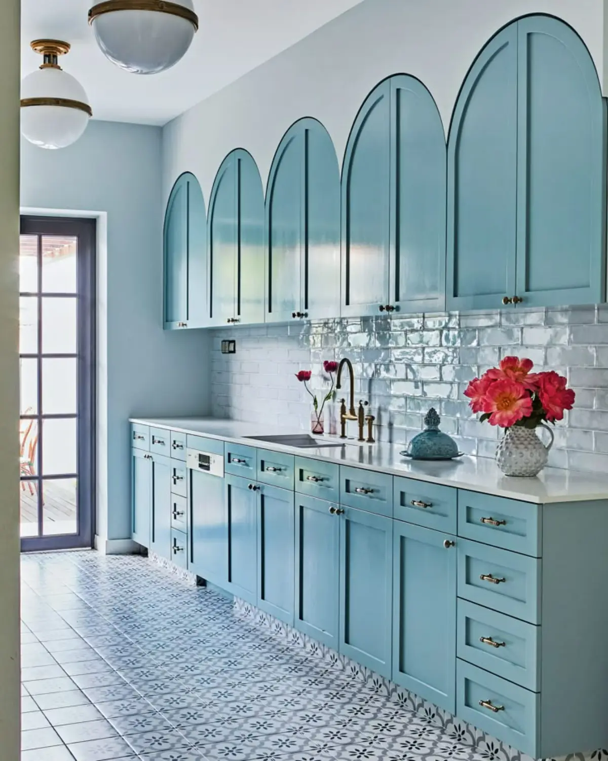 Neoclassical round kitchen cabinet model.jfif کابینت نئوکلاسیک آبی نیم دایره با دستگیره خطی و دکمه