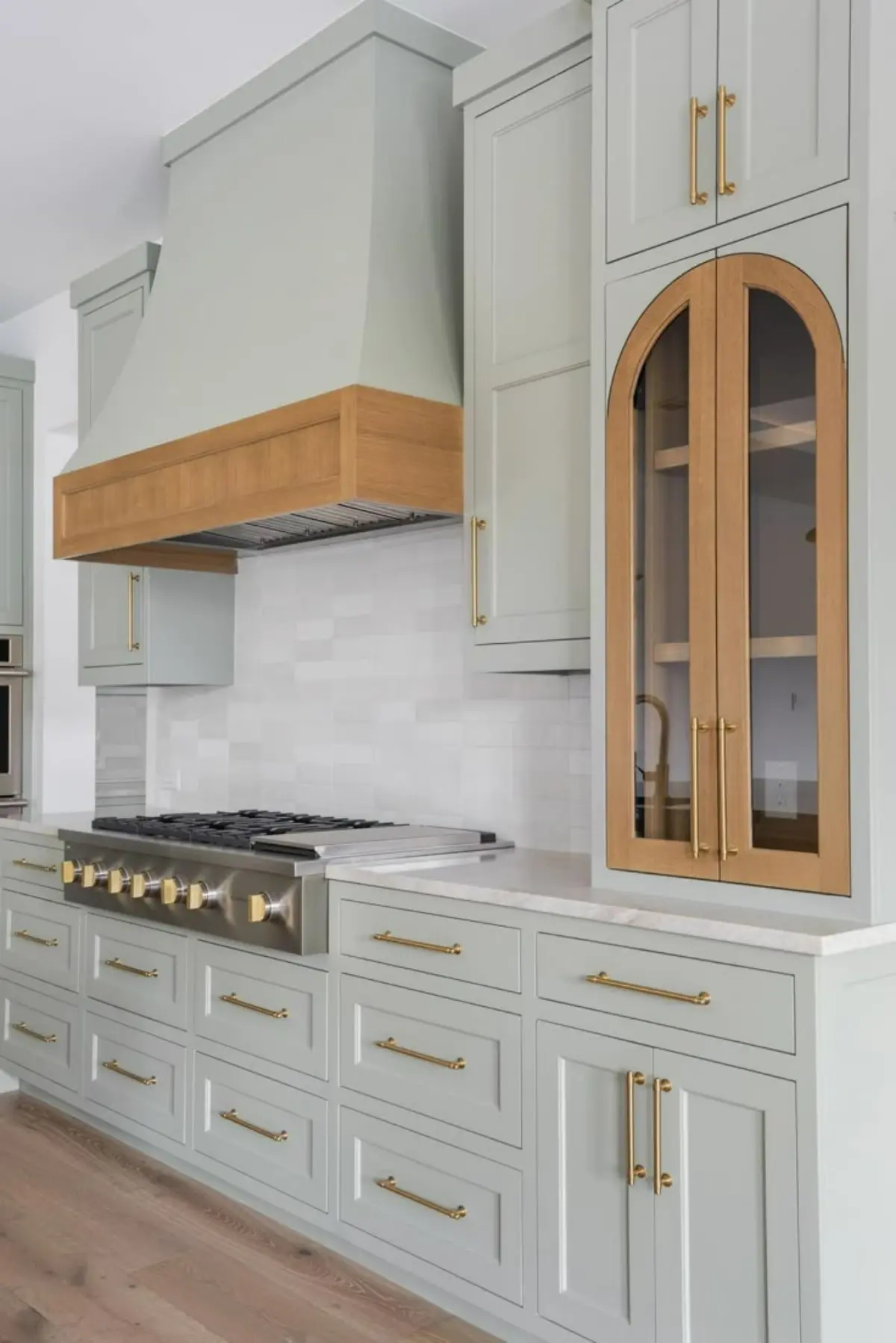 Neoclassical wood veneer cabinet.jfif کابینت نئوکلاسیک روکش چوبی سفید با کاورهود چوبی با دستگیره طلایی