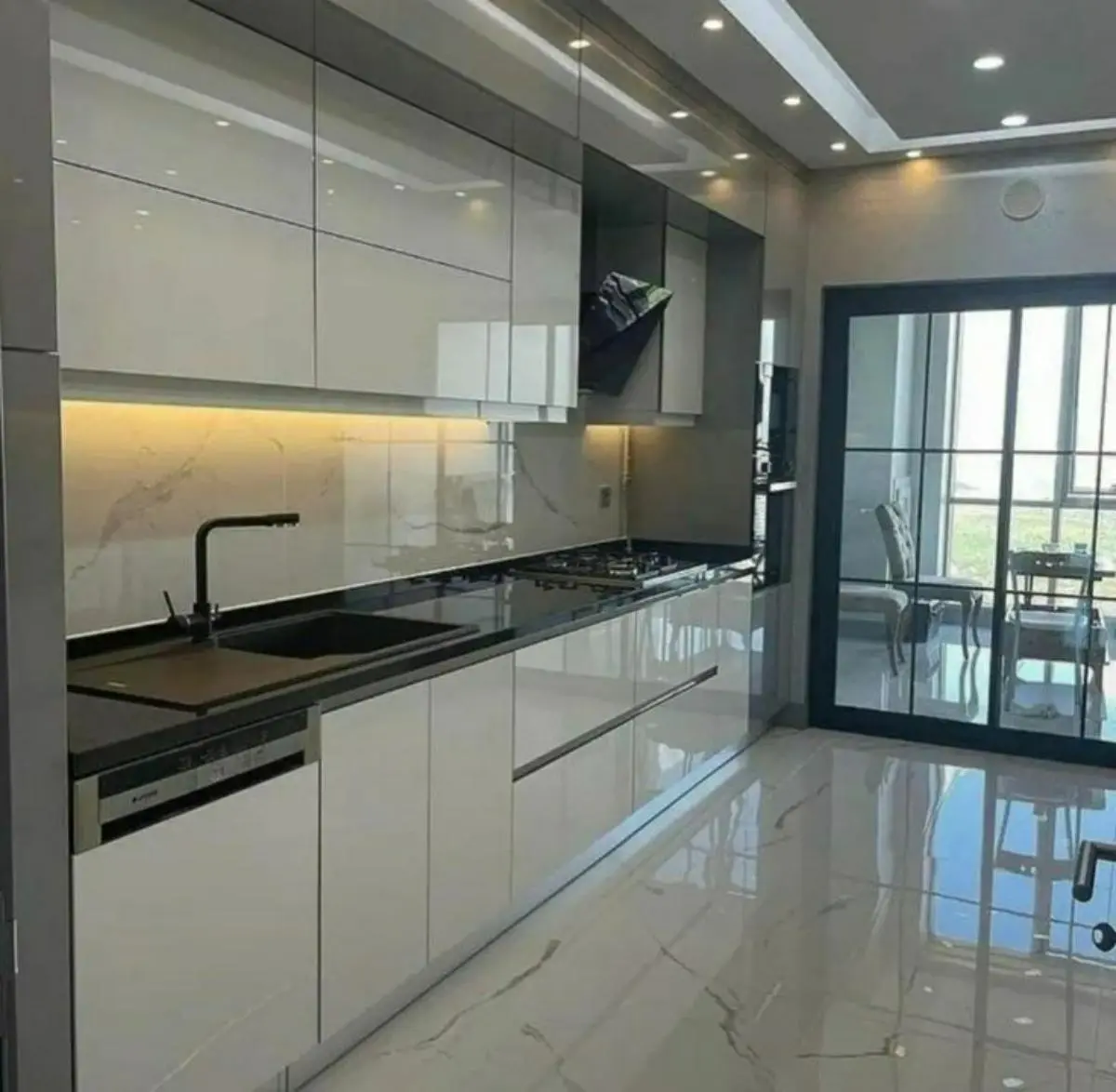کابینت هایگلاس سفید