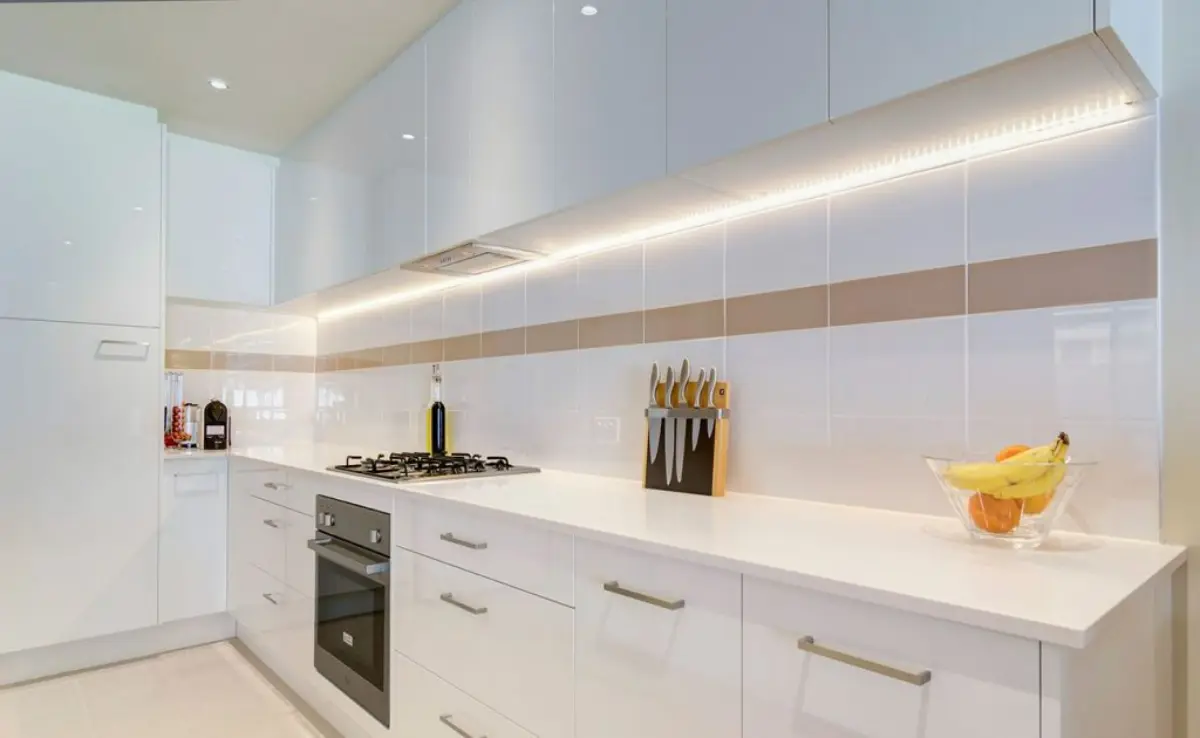 کابینت هایگلاس مدرن سفید اکلیلی