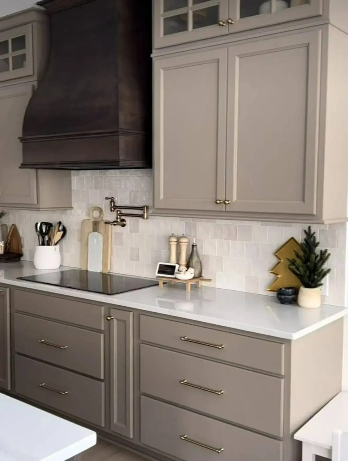 کابینت نئوکلاسیک رنگ بژ با دستگیره خطی طلایی و کانتر سفید ساده