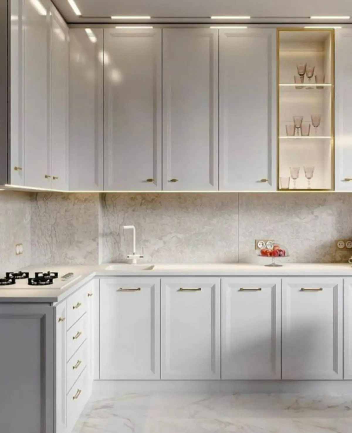 کابینت نئوکلاسیک سفید براق با نورهای خطی در سقف و زیرکابینت و دستگیره طلایی
