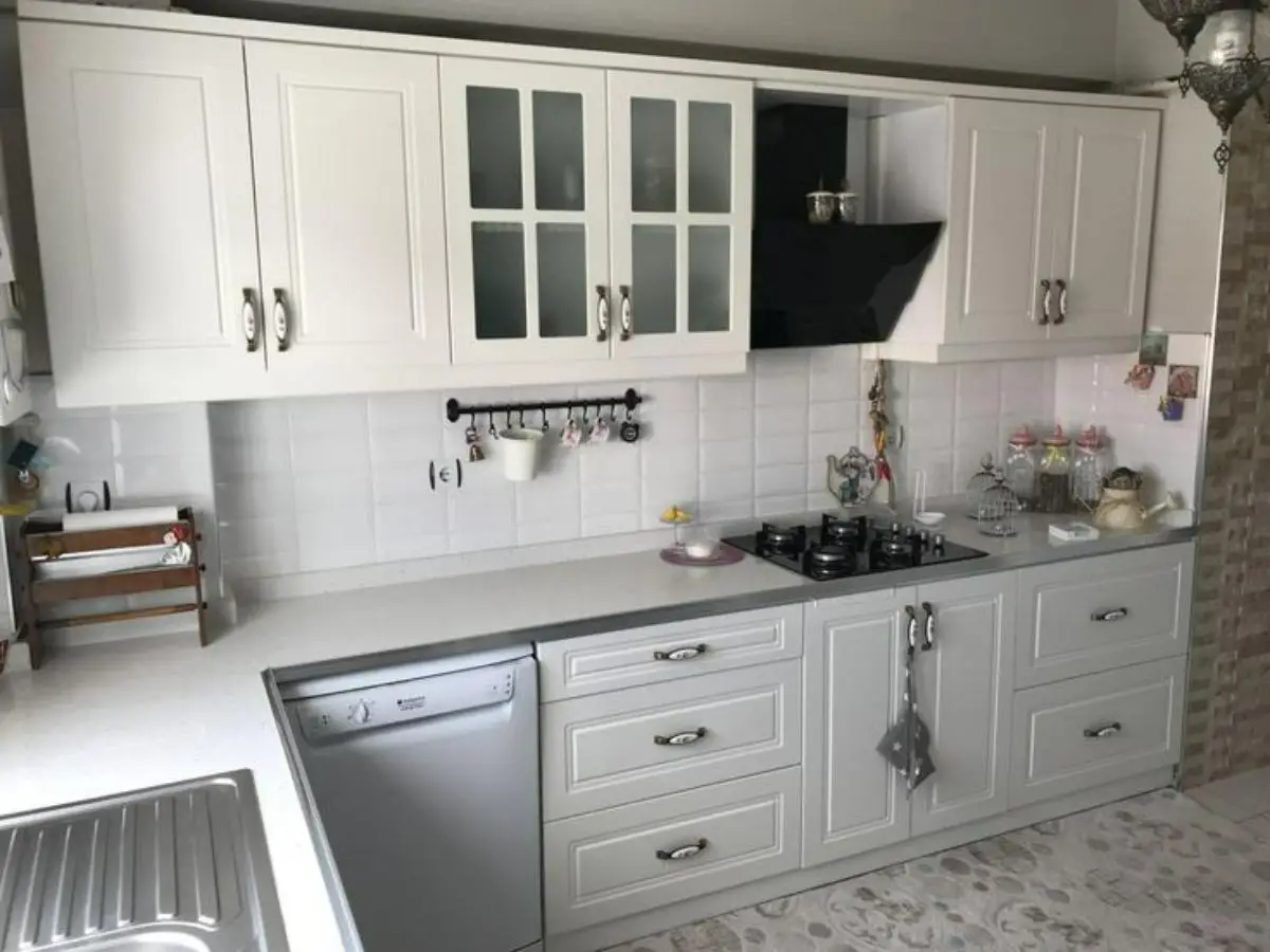 کابینت ممبران سفید نئوکلاسیک با درب شیشه‌ای