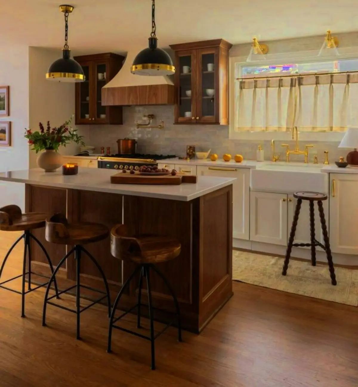 کابینت نئوکلاسیک سفید چوبی دارای پنجره و جزیره