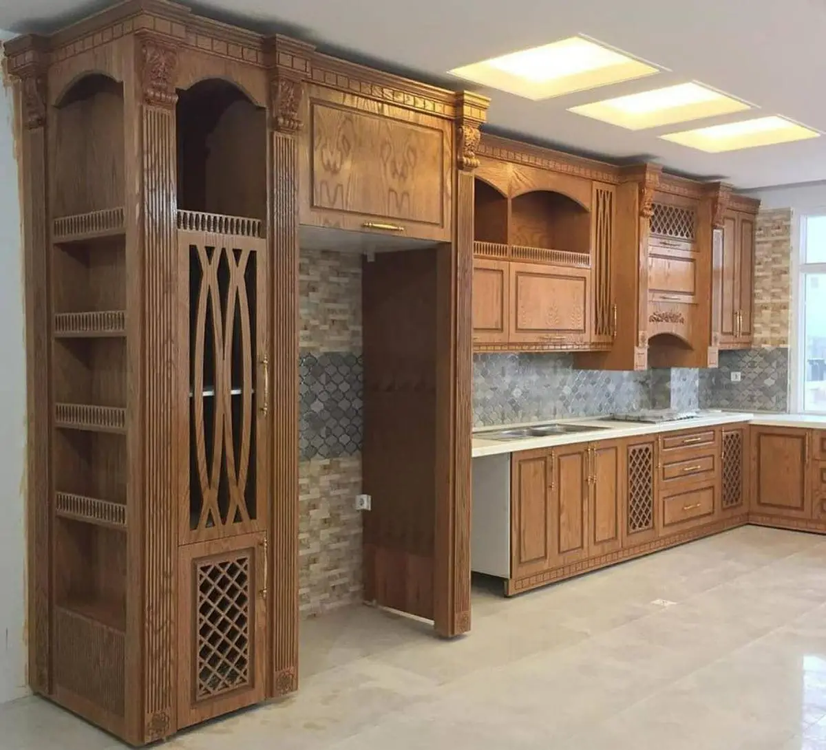 کابینت کلاسیک با روکش چوب قهوه‌ای