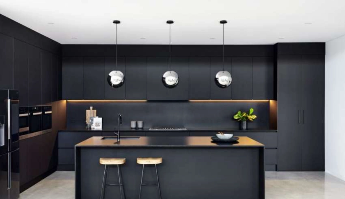 کابینت ام دی اف مشکی با نورپردازی زیر کابینتی زرد و دارای جزیره سینک دار