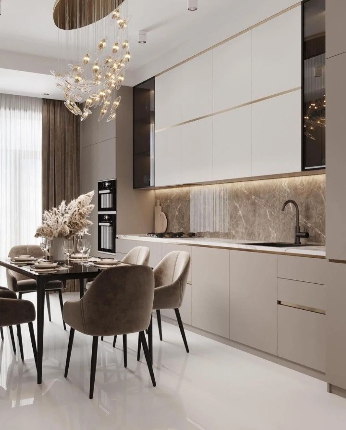 آشپزخانه با کابینت هایگلاس مات سفید و کرمی و کابینت ویترینی