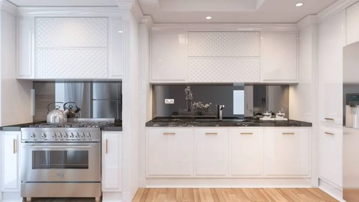 کابینت انزو پولیشی سفید براق با دستگیره طلایی و صفحه رو کابینتی مشکی