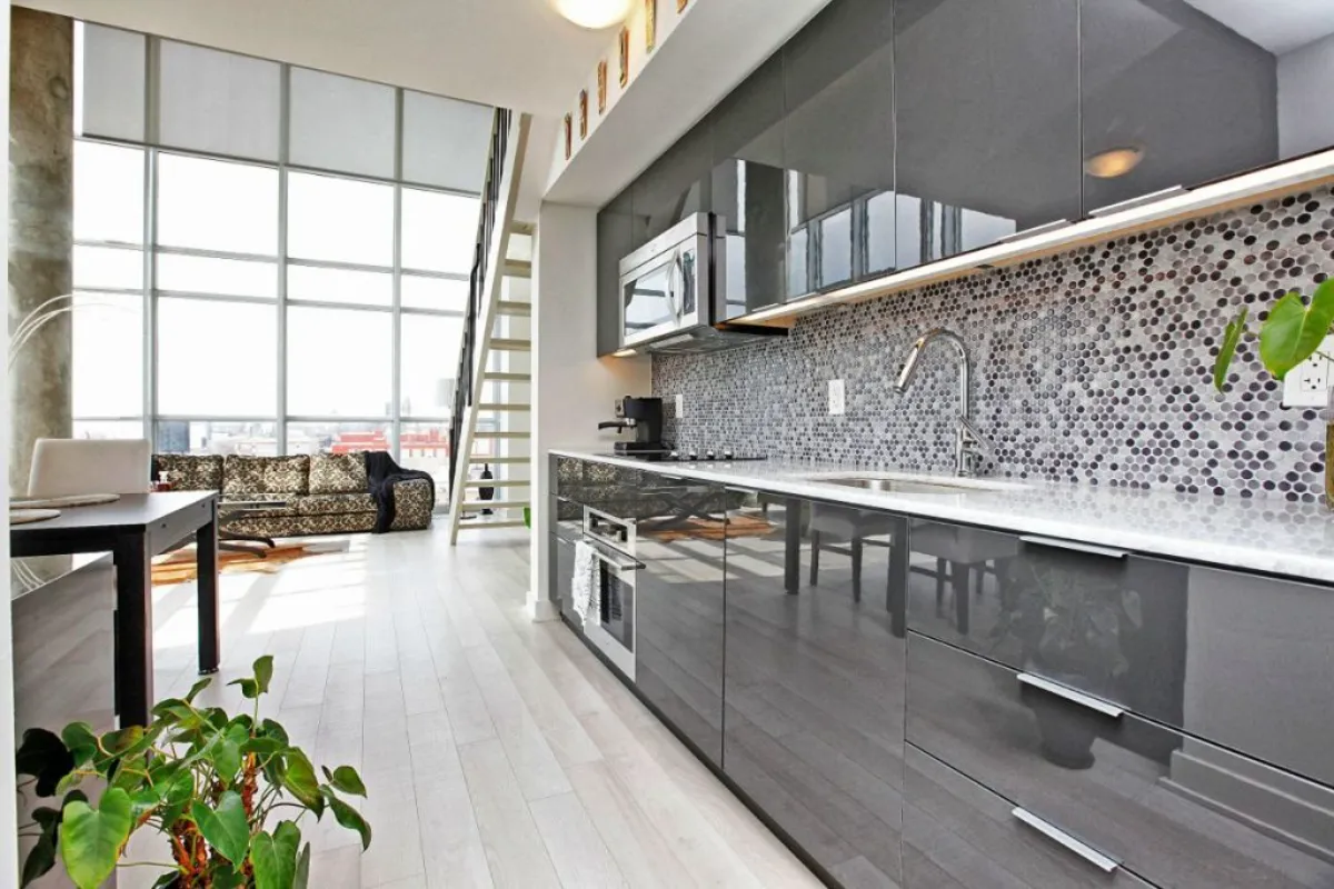 کابینت هایگلاس طوسی با پارکت و کانتر سفید