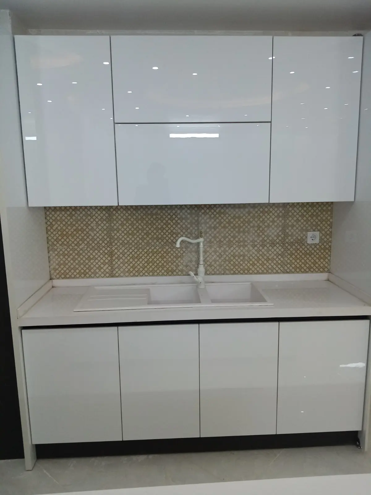 کابینت هایگلاس سفید براق