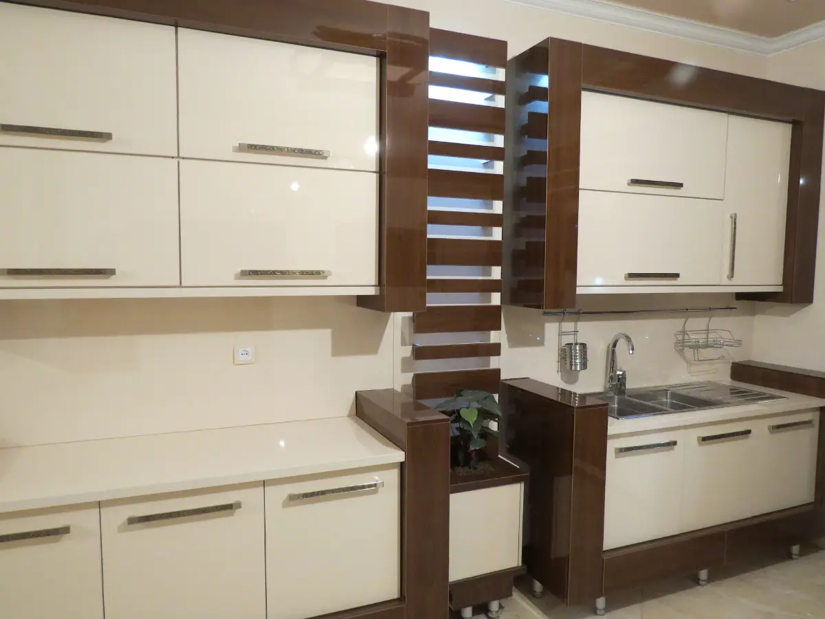 کابینت هایگلاس سفید با دستگیره خطی استیل