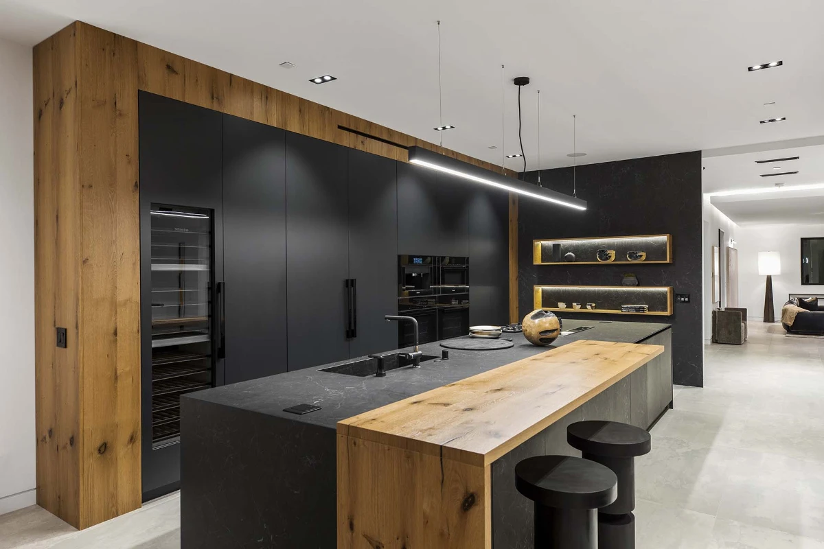 کابینت های گلاس مشکی با اپن ترکیبی چوبی و مشکی و یک کابینت کمدی چوبی