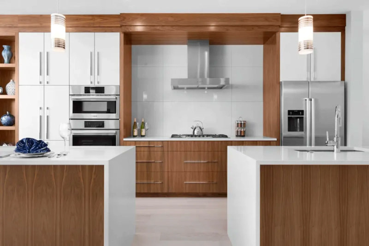 کابینت ام دی اف با ترکیب رنگ چوب و سفید با دستگیره خطی نقره ای