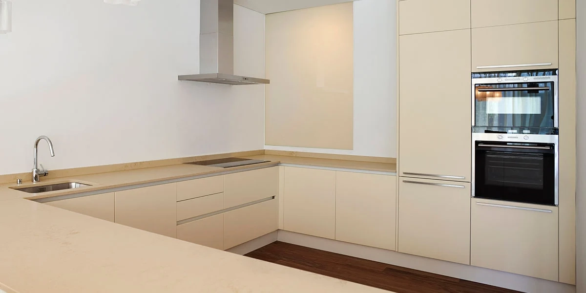 کابینت های گلاس مات شیری مدرن با دستگیره مخفی در آشپزخانه کوچک