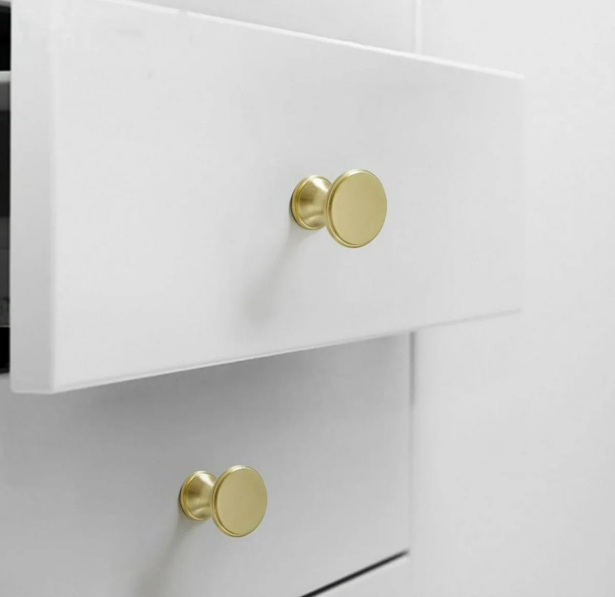 دستگیره کابینت دکمه ای روی کابینت های گلاس