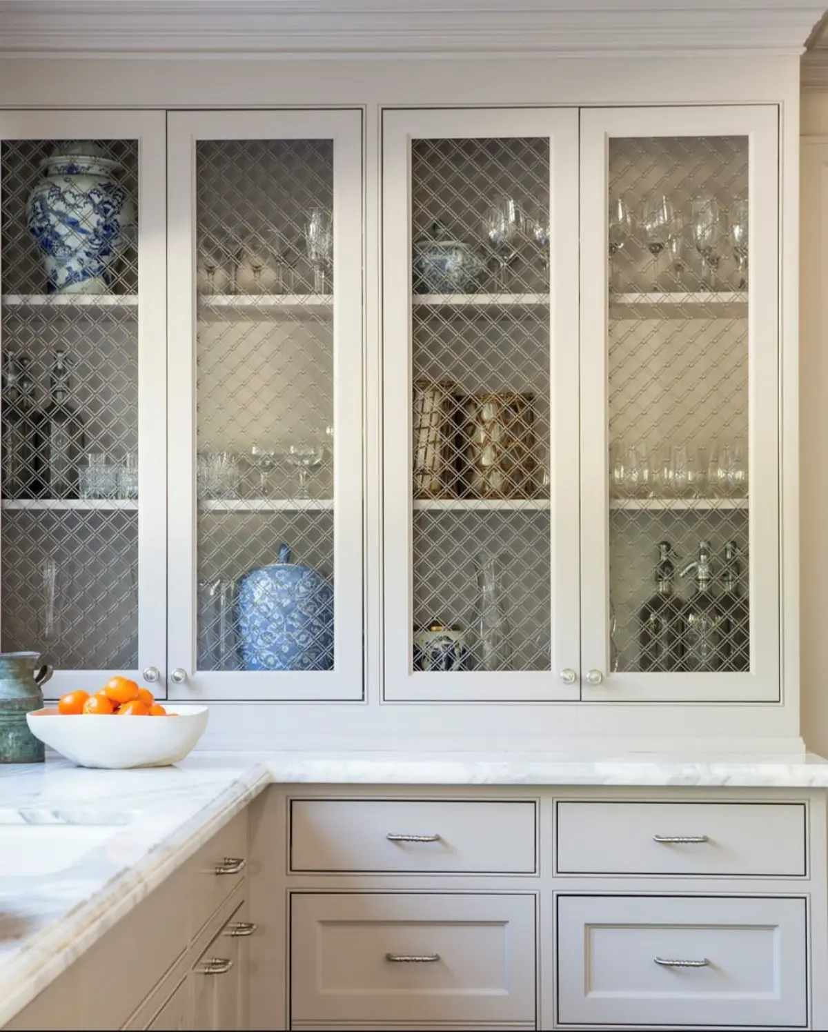 کابینت سبک نئوکلاسیک سفید صدفی با کابینت شیشه ای