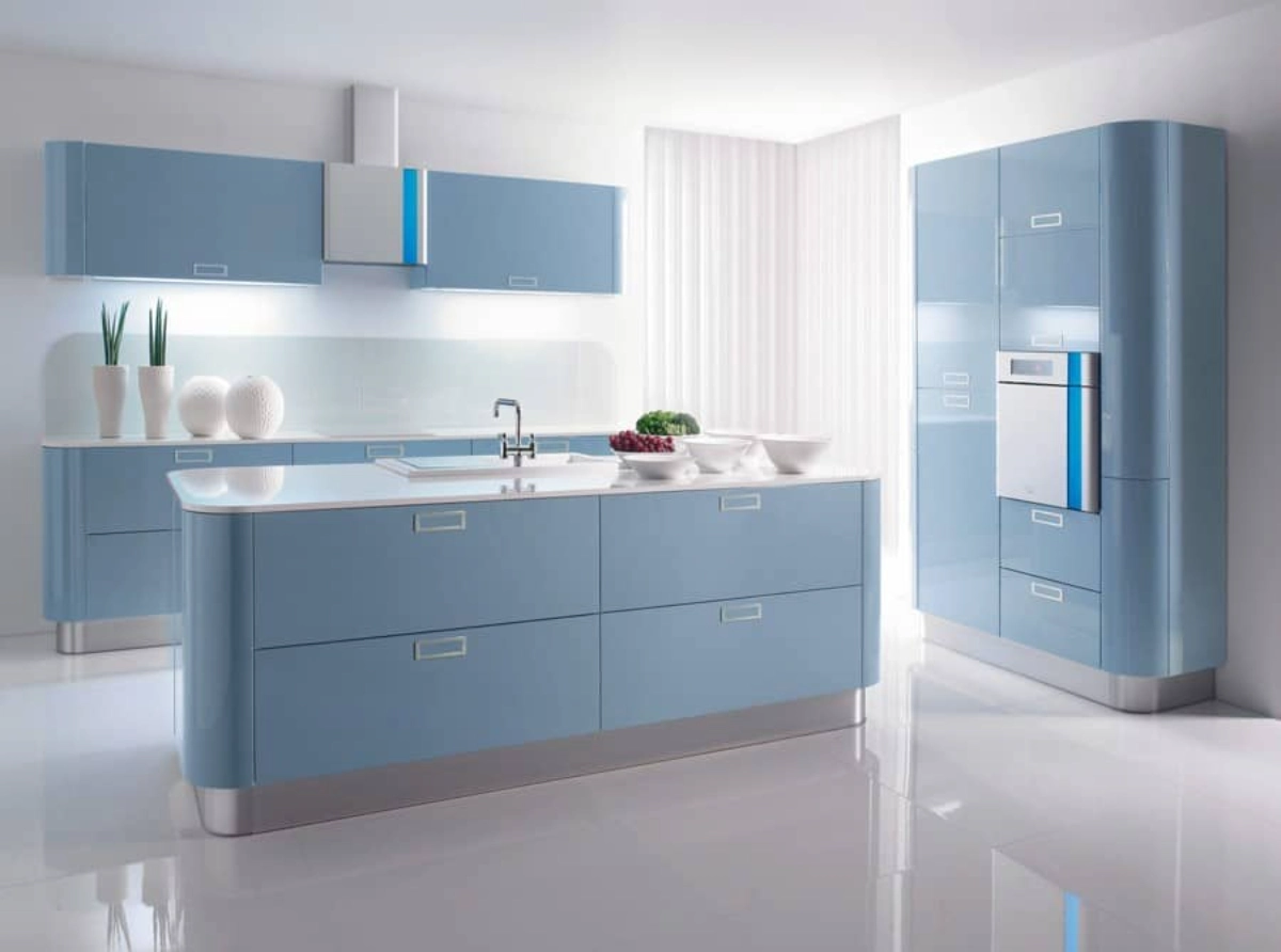 کابینت هایگلاس آبی روشن با دستگیره های مستطیلی فلزی مسطح