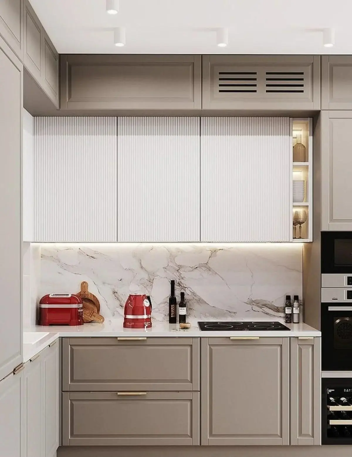 کابینت دو پله نئوکلاسیک بژ سفید با دستگیره طلایی