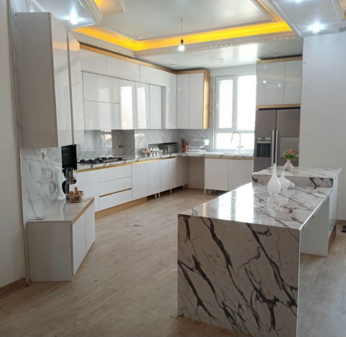 کابینت مدرن هایگلاس به رنگ سفید طلایی با تاج طلایی