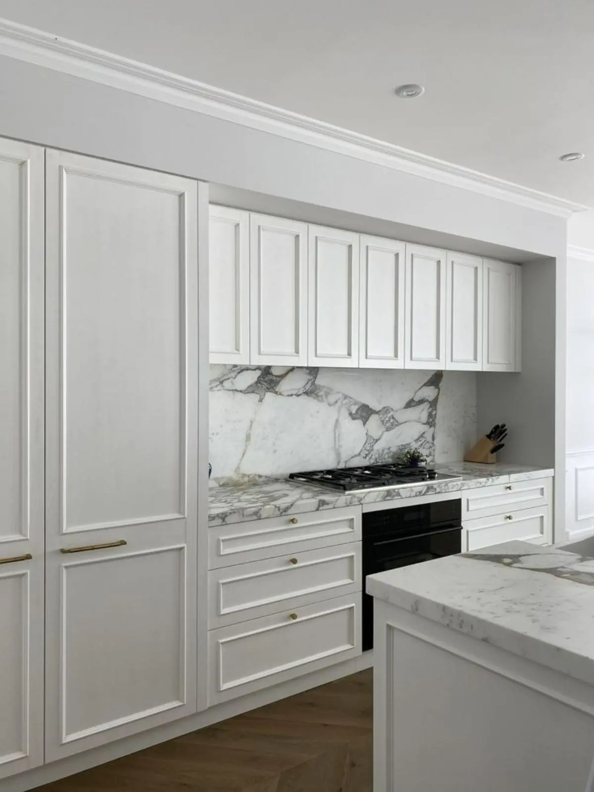 کابینت نئوکلاسیک سفید شی‌کر استایل با صفحه کابینت سنگی