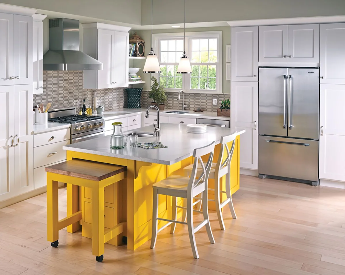 کابینت نئوکلاسیک سفید با جزیره زرد دارای سینک و میز کار متحرک