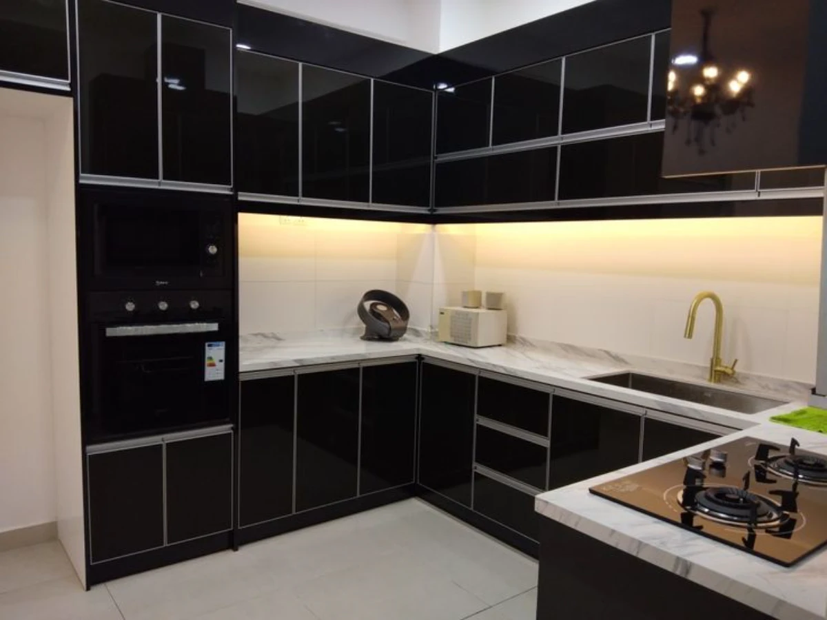 کابینت هایگلاس مشکی سفید بدون دستگیره