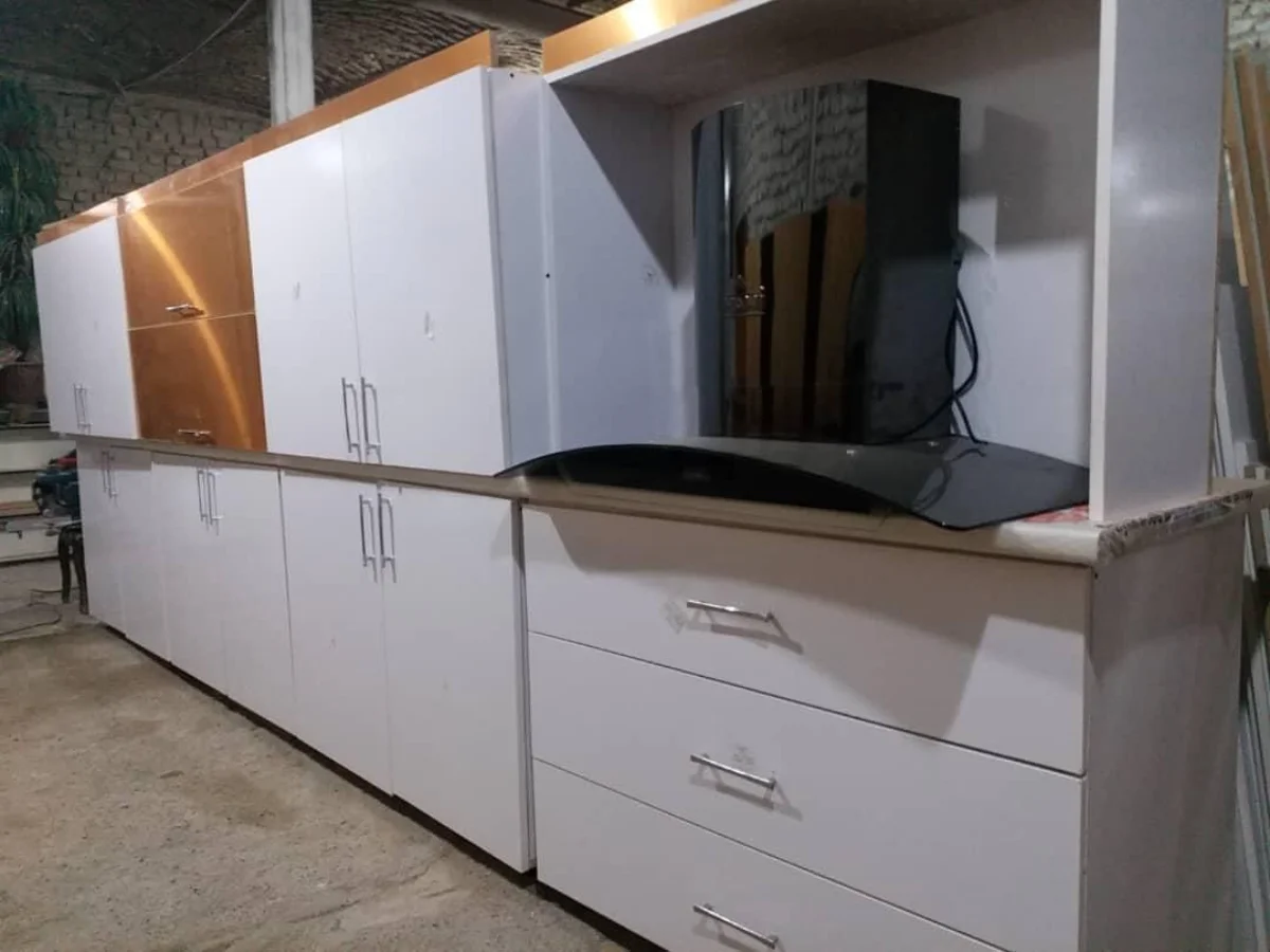 کابینت استوک های گلاس در کابینت‌سازان و کارگاه‌های نجاری