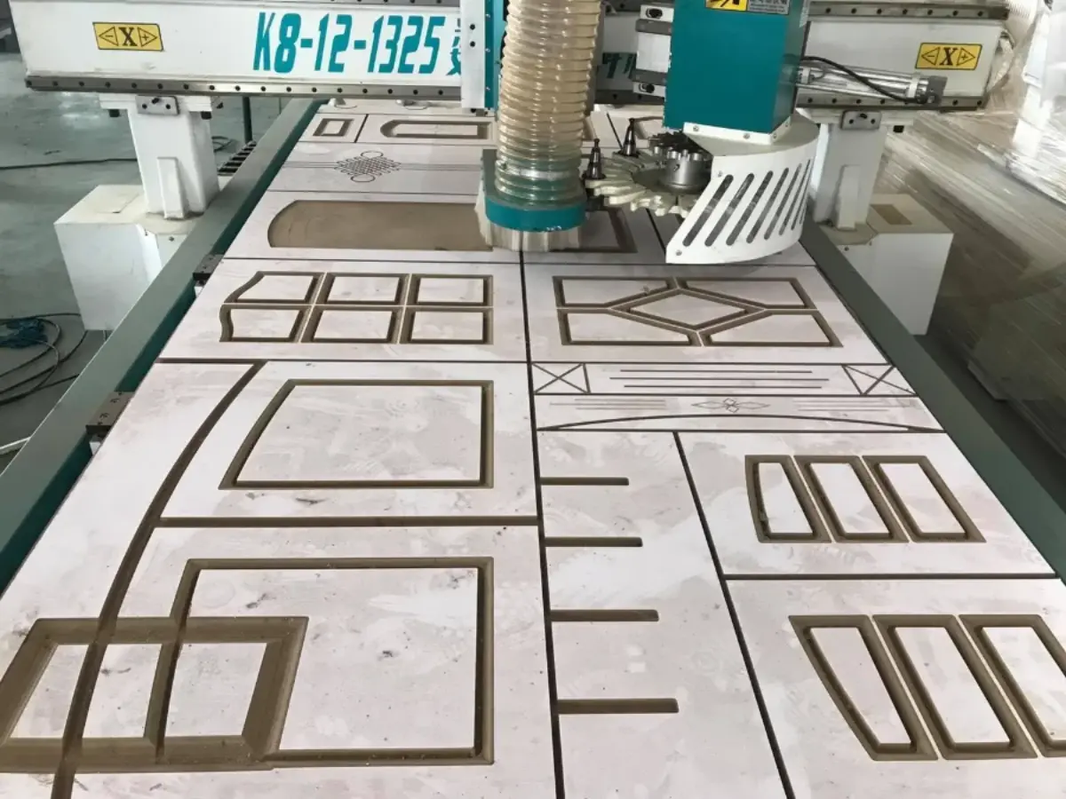 سی‌ان‌سی کاری درب کابینت ممبران با دستگاه