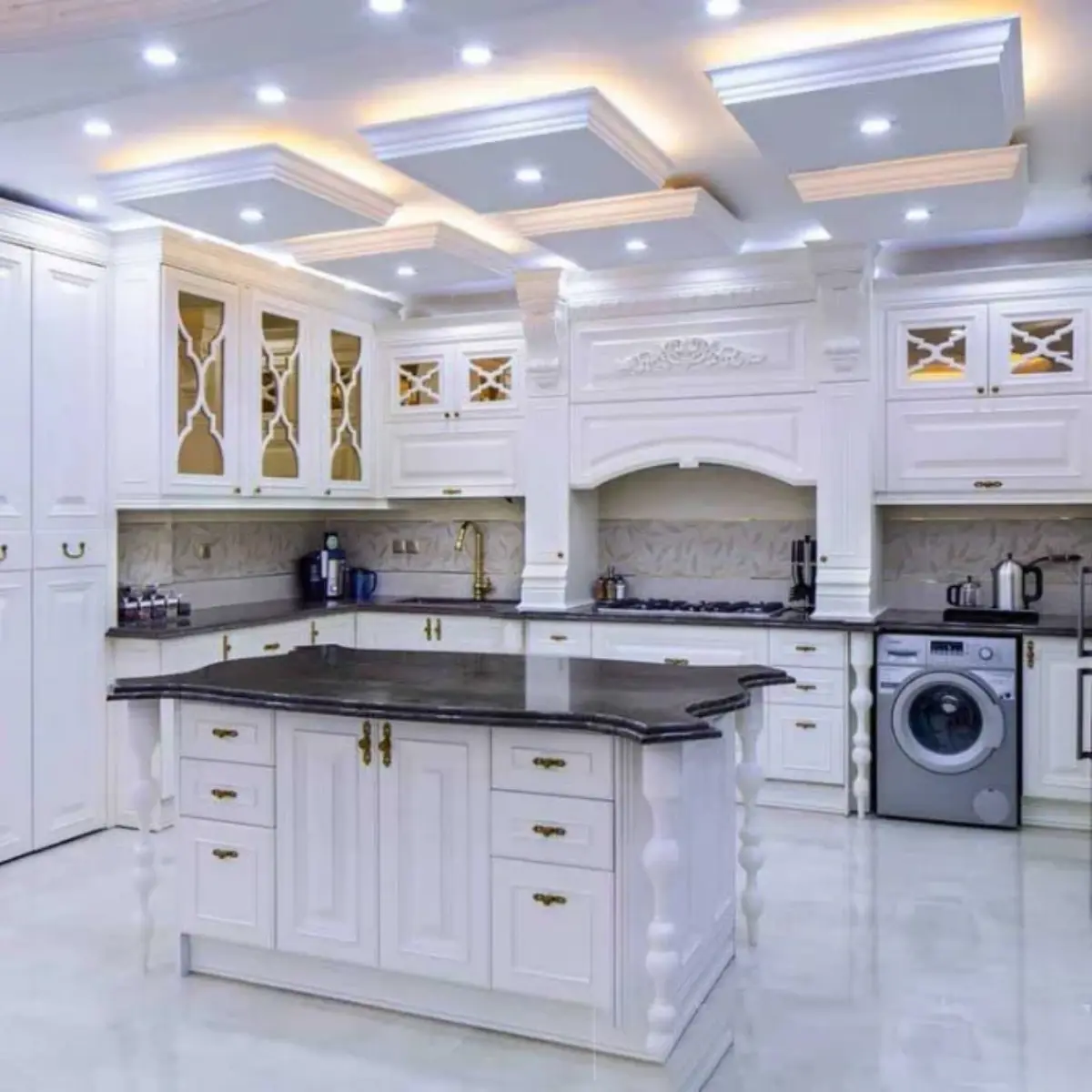 آشپزخانه با کابینت ممبران سفید و میز جزیره بزرگ با صفحه کورین مشکی