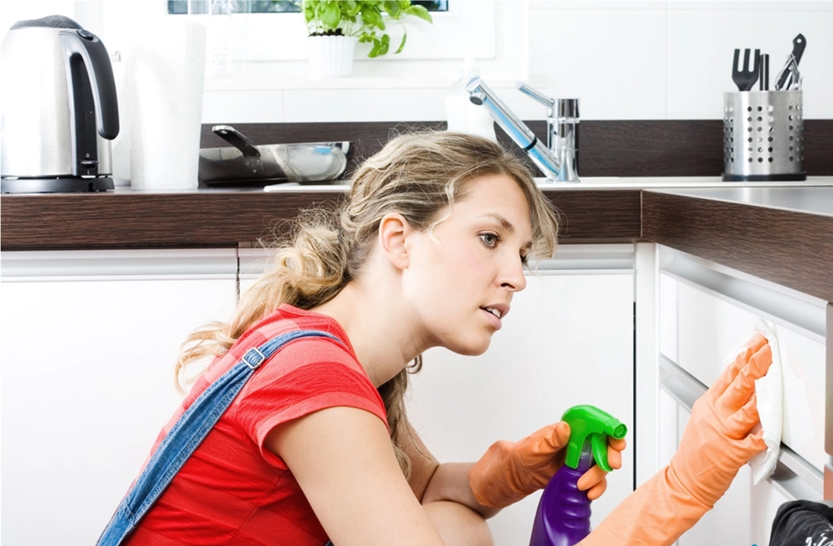 تمیز کردن کابینت هایگلاس سفید و رنگ چوب با دستگیره نقره‌ای