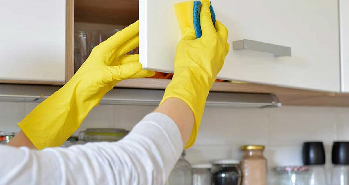 تمیز کردن کابینت هایگلاس سفید و رنگ چوب با دستگیره نقره‌ای