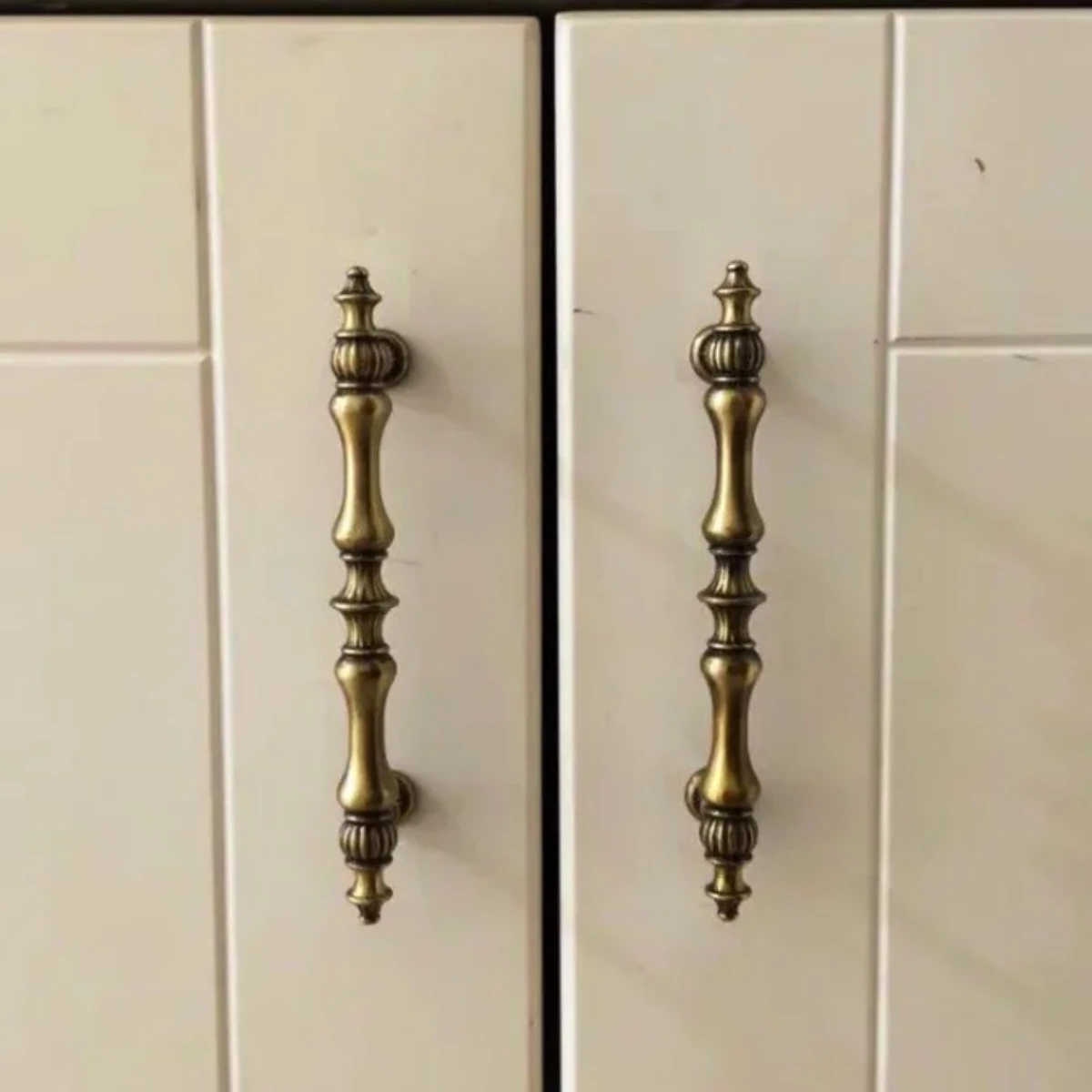 کابینت نئوکلاسیک با دستگیره خطی برنزی
