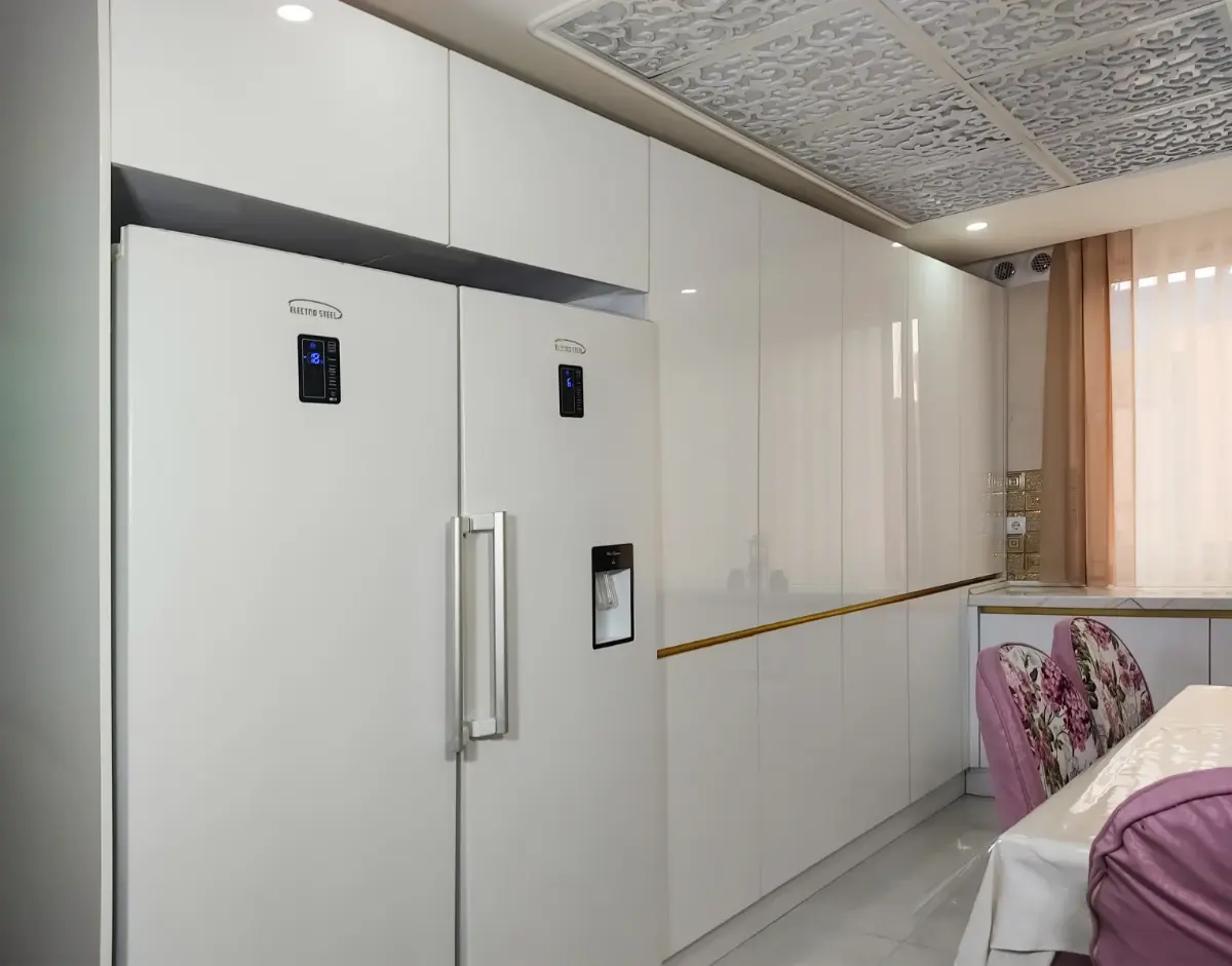 کابینت هایگلاس براق تمام‌قد سفید بدون دستگیره