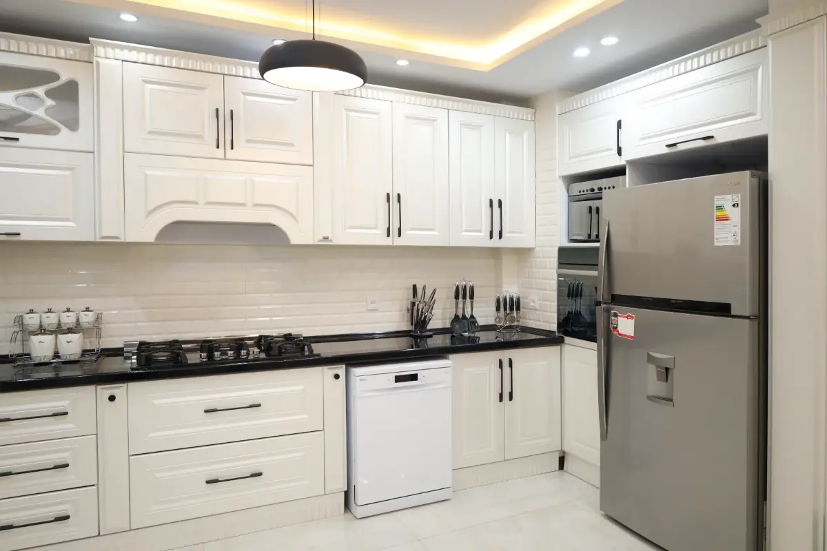 کابینت ممبران سفید کم‌جزئیات با دستگیره‌های مشکی فلزی