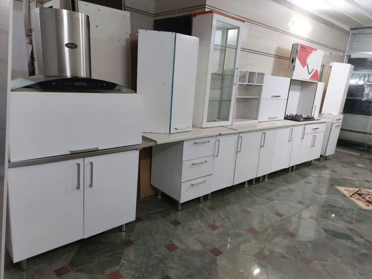 کابینت هایگلاس دست دوم تمام سفید