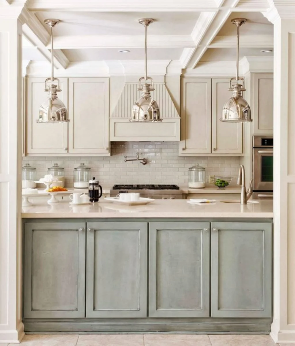 کابینت نئوکلاسیک دو رنگ سفید و سبز پاستلی با بین کابینتی سفید و لوسترهای نقره‌ای