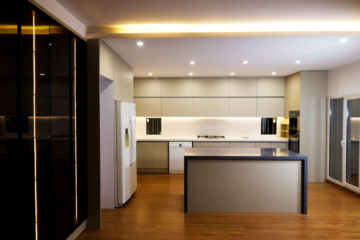 کابینت هایگلاس تمام سفید با جزیره